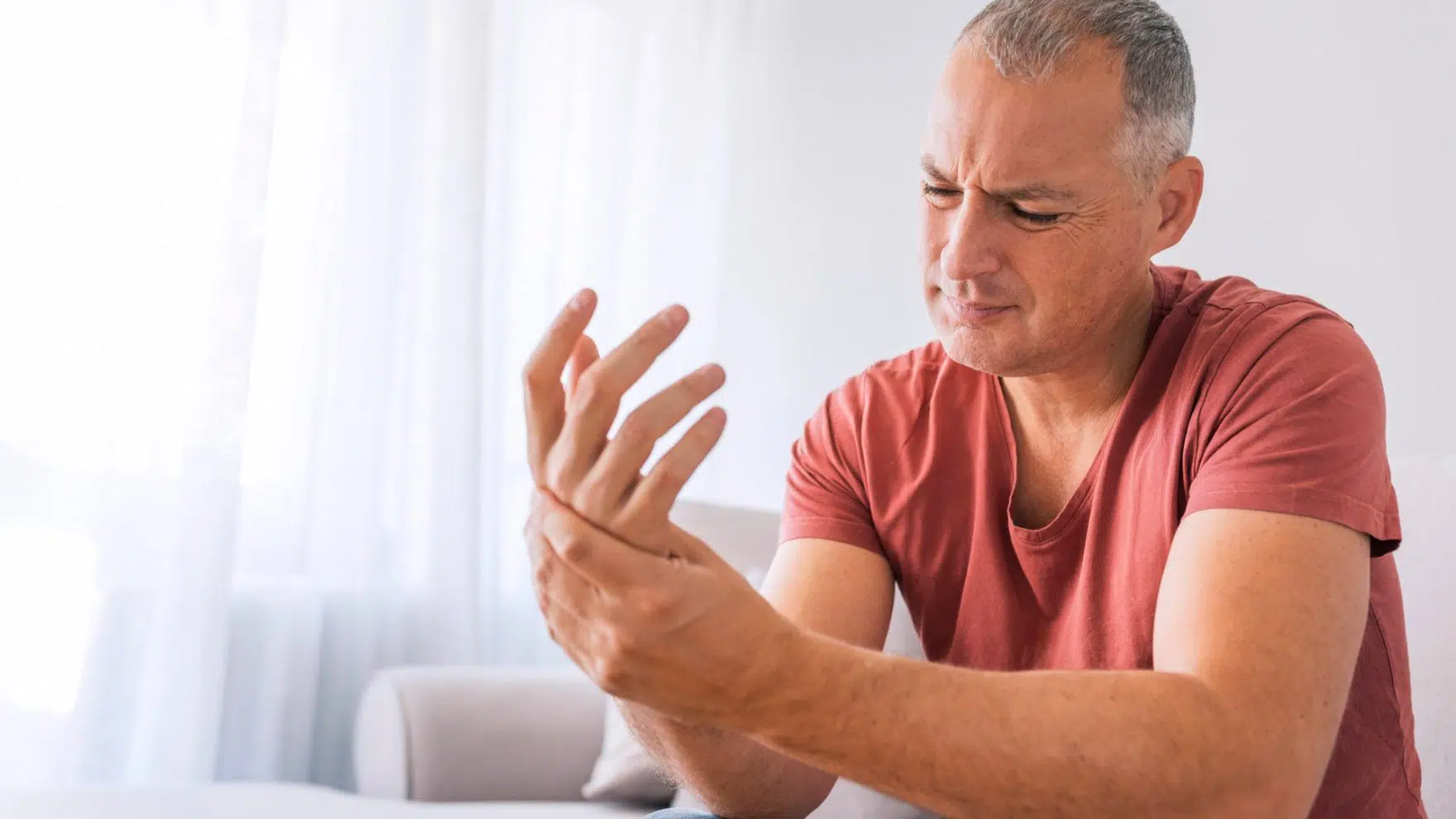 O que é reumatismo e como identificar os sintomas?