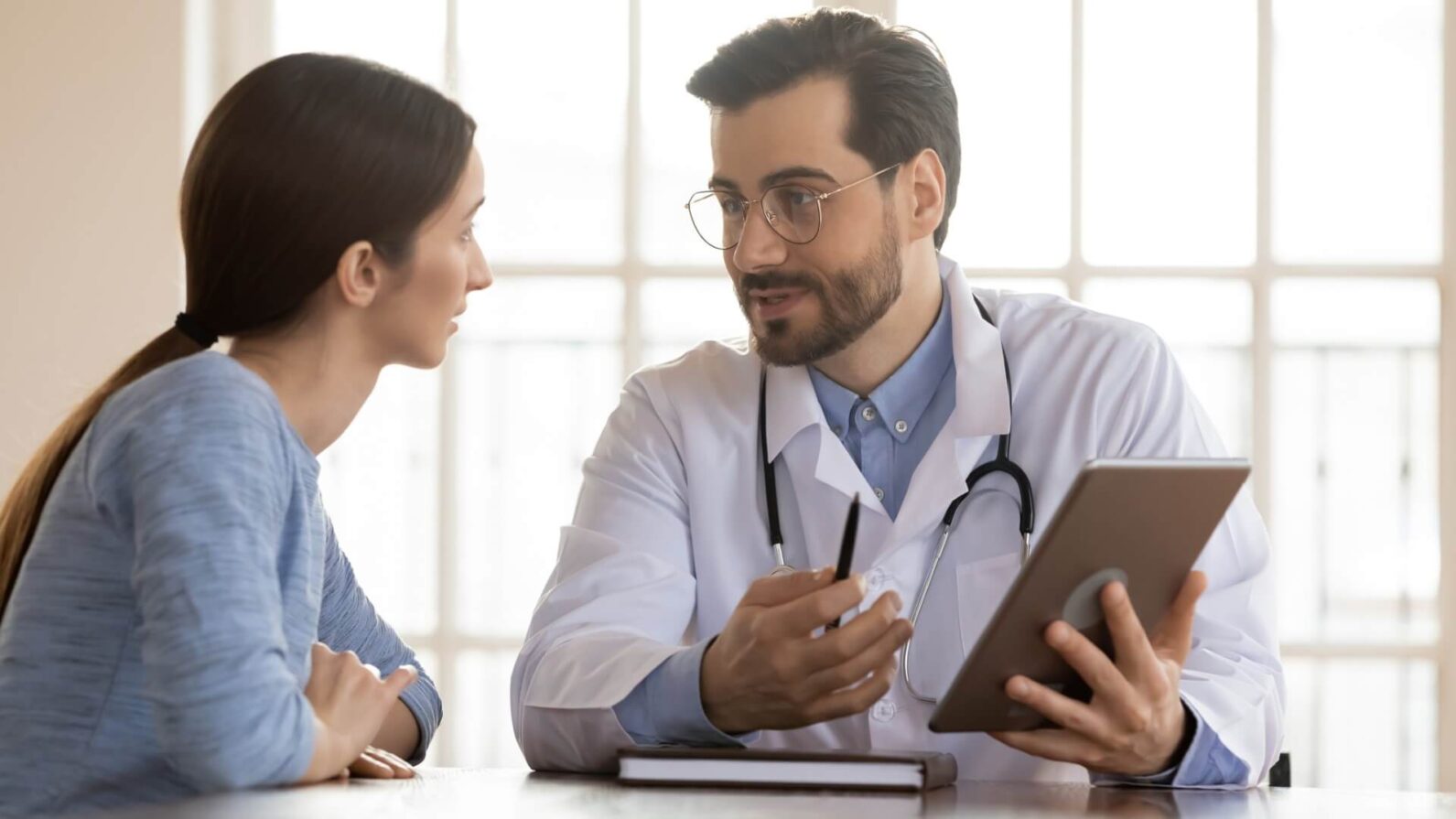 Qual é o papel do médico geneticista?