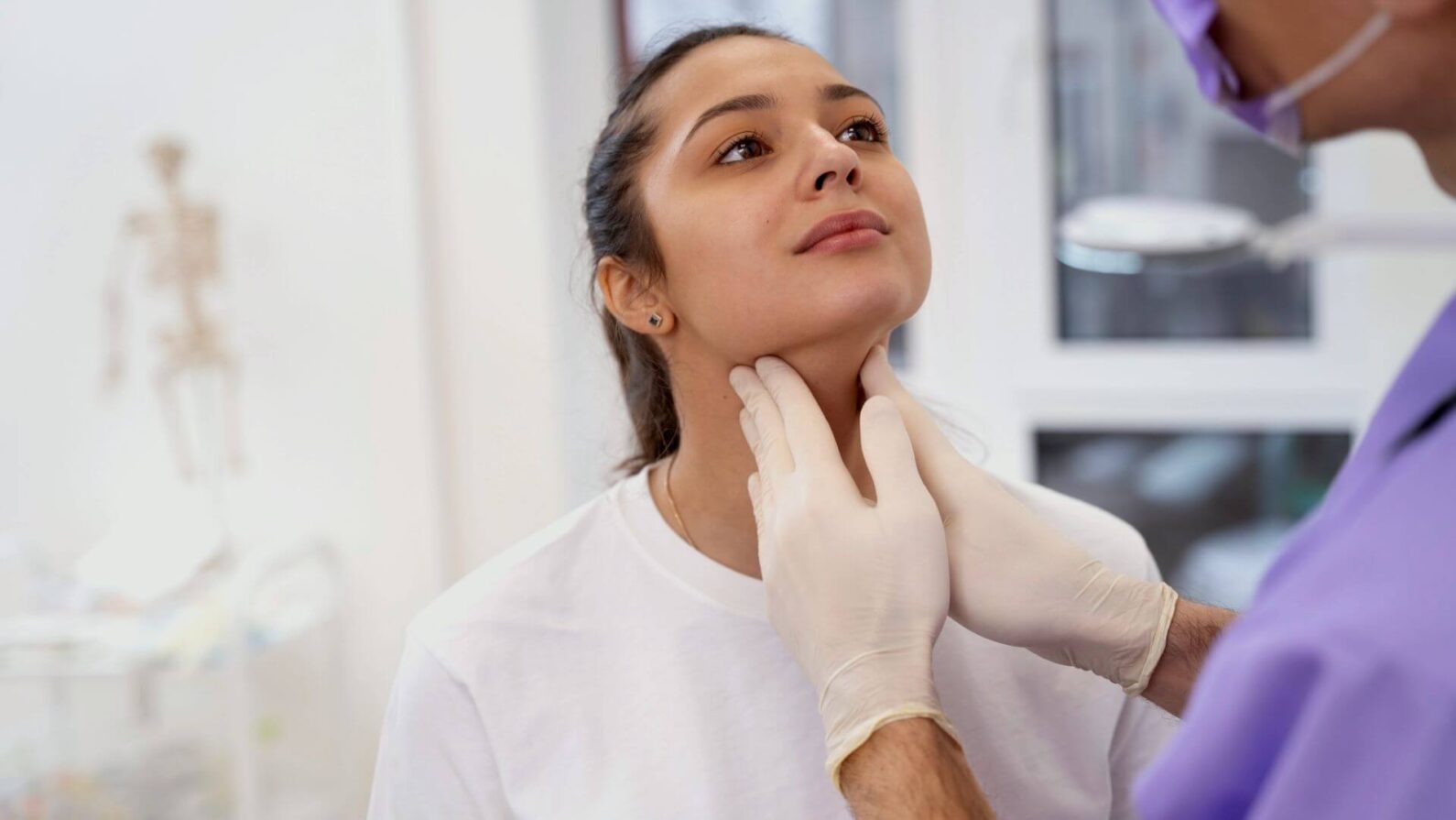 Câncer de tireoide: conheça os principais sintomas e tratamento